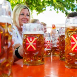 Viele Maß Bier mit dem Fürst Wallerstein Logo stehen auf einem Biertisch