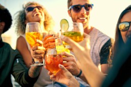Junge Menschen trinken Cocktails und Limonade