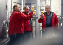 Drei Braumeister im Fürst Wallerstein Bierkeller bei der Bierprobe